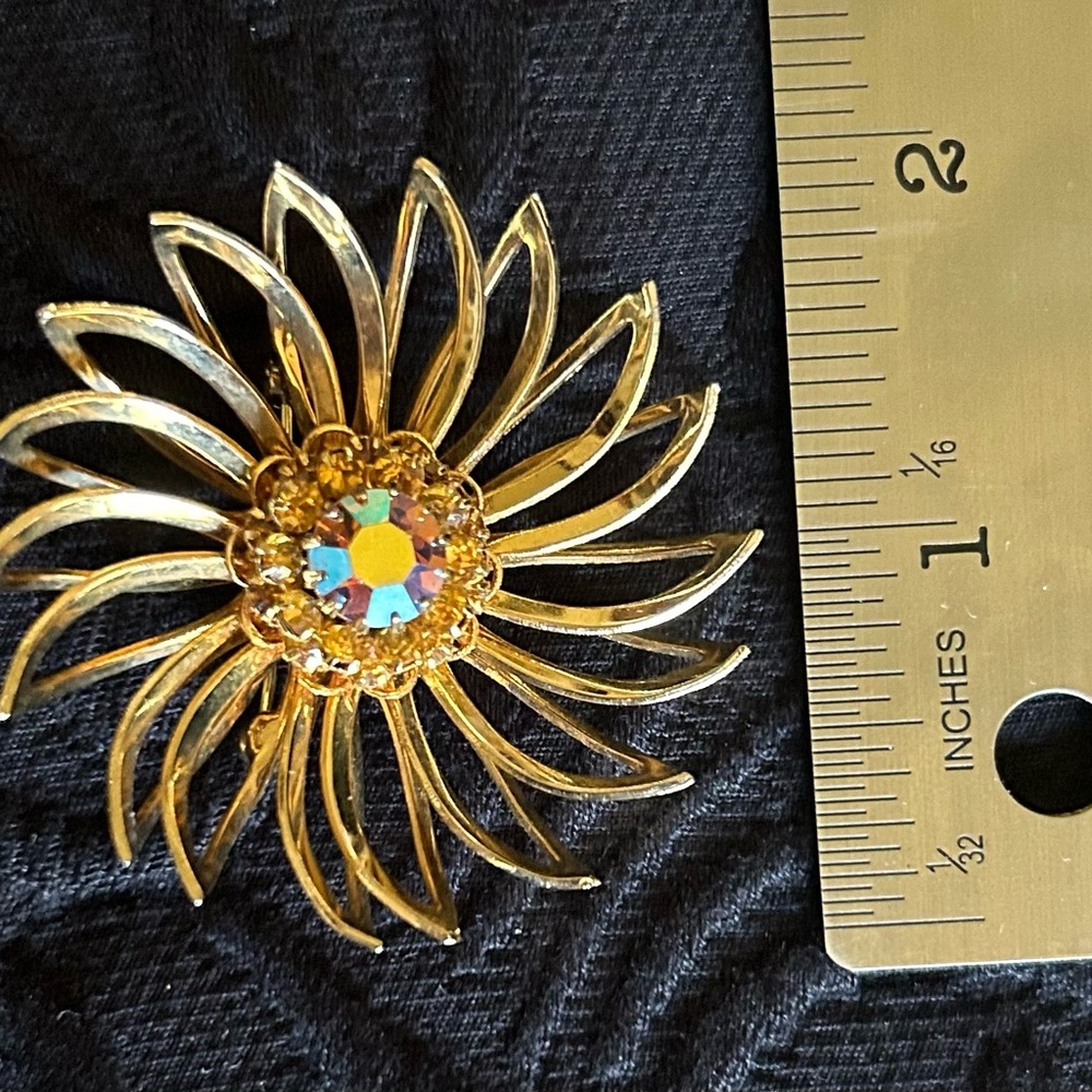 Vintage Gold Tone Sarah Coventry Signed gold Rhinestone Flower Brooch